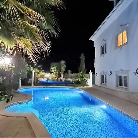 빌라 Holiday 7 Villas & *