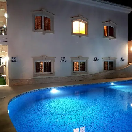 빌라 Holiday 7 Villas & *