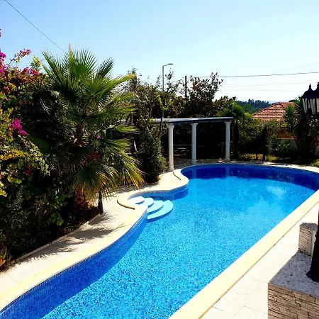 Holiday 7 Villas & *